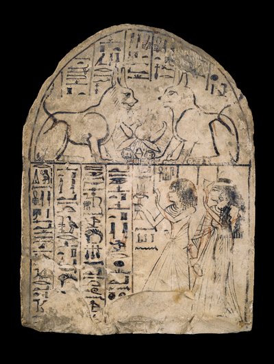 Estela mostrando um homem e uma mulher adorando dois gatos que são manifestações dos dois aspectos do deus-sol, Re e Atum, encontrados em Deir el-Medina (calcário) de Egyptian 19th Dynasty